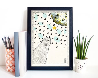 Puede incluir: Impresión artística enmarcada que presenta una ilustración estilizada de un oso mirando hacia la luna y una estrella. La obra de arte tiene un marco negro y un fondo blanco con detalles azules y negros. También se ve una pequeña planta en maceta y lápices.