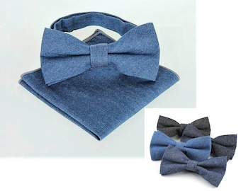 Könnte beinhalten: Ein Set aus Jeans-Schleife und Einstecktuch in mittlerem Blau. Die Schleife ist vorgebunden und hat ein Mittelband. Ein kleineres Bild zeigt weitere Schleifen in verschiedenen Blau- und Grautönen.