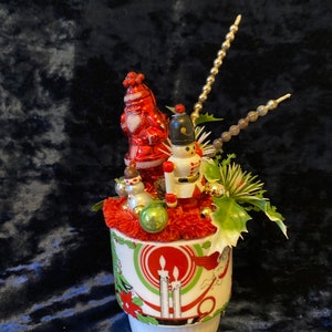 Vintage kerstbeker met kerstman en notenkraker
