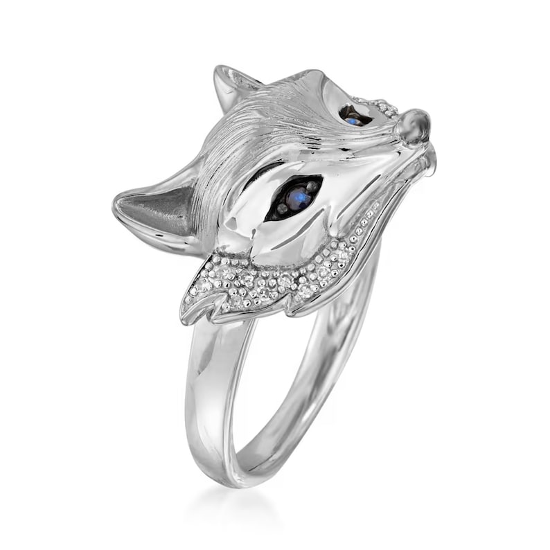 Peut inclure: Bague en argent sterling avec un design d&eacute;taill&eacute; de t&ecirc;te de renard avec des yeux en saphir bleu et un sertissage pav&eacute; de diamants.