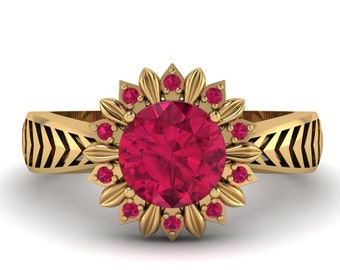 Peut inclure: Bague dorée ornée d'une grosse pierre rouge rubis ronde au centre, entourée de petites pierres rouges et de détails en forme de pétales. La monture présente un motif géométrique sur les côtés.