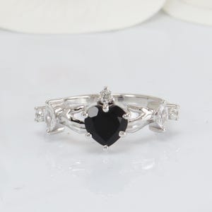 Black Onyx Heart-Shaped Claddagh Ring, Claddagh Band Wedding Engagement Ring, Statement Ring, Gift for Her, Minimalist Solitaire Ring