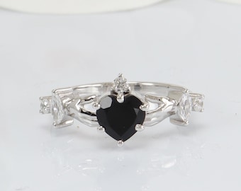 Black Onyx Heart-Shaped Claddagh Ring, Claddagh Band Wedding Engagement Ring, Statement Ring, Gift for Her, Minimalist Solitaire Ring
