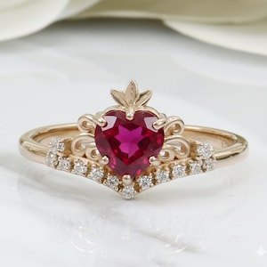 Bague d'anniversaire en or rose rubis Claddagh en forme de coeur de 6 mm, bague Claddagh en pierres précieuses de Moissanite, bague pour les mains bague en coeur moissanite couronne irlandaise