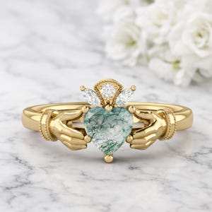 Puede incluir: Un letrero de madera rústica con el texto "Welcome to our home" en letras blancas. El letrero presenta un acabado envejecido y un diseño sencillo y acogedor, ideal para un porche o entrada.