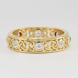Keltischer Moissanite Eternity Ring, Eternity keltische Verlobungsring, Geburtstag keltische Ring, Weiß Moissanite Ring, Lünette Set Saphir Ring