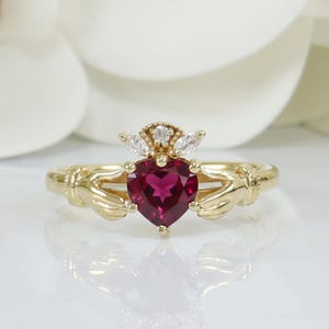 Rubin Herz Claddagh Juli Geburtstag Ring, Solitär Ring Minimalist Ring, Rosegold Claddagh Geschenk für Frauen, Antiker Einzigartiger Filigraner Geschenk Ring