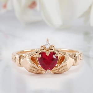 Bague de fiançailles en rubis Claddagh en forme de coeur de 0,75 carat, bague Claddagh en or rose unique, bague Claddagh en pierres précieuses moissanite, bague cadeaux pour la Saint-Valentin