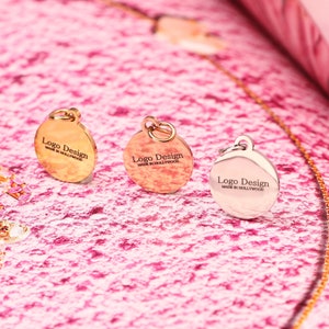 Gratis verzending 10 stuks aangepaste 12 mm roestvrijstalen cirkelvormige logo bedelkralen, lasergegraveerde bedelkralen voor sieraden armbanden maken, 4 kleuren