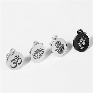 Gratis verzending 10 stuks aangepaste 8 mm 10 mm roestvrijstalen cirkelvormige logo bedelkralen, lasergegraveerde schijven parels voor doe-het-zelf sieraden armbanden maken