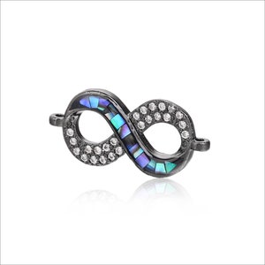 Może przedstawiać: Czarujący zawieszka w kształcie nieskończoności z niebiesko-zielonym wkładką z muszli abalone i przezroczystymi kamieniami cyrkonowymi.