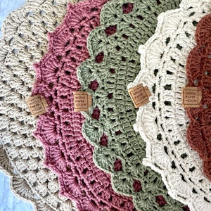 Crochet Plate Charger/ Handmaid Dinning Charger/ Round Place Setting/ Farmhouse Home Decor/ Rustic Centerpiece/ Modern Doily
