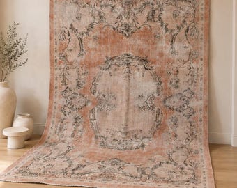 7x10 Vintage Türkischer Oushak-Teppich: Verblasster Pfirsich-Elfenbein-Blumenteppich