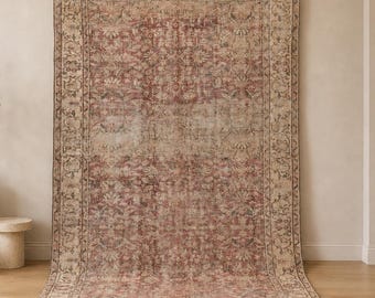 5x9 Vintage Türkischer Oushak-Teppich: Verblasstes Rosa Elfenbein Blumenmuster, abgenutzter Teppich