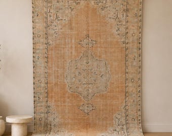 6x8 Vintage Türkischer Oushak-Teppich: Verblasster Pfirsichbeiger Medaillon-Teppich im Used-Look