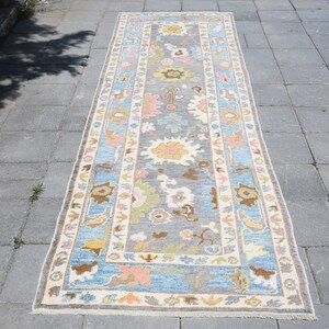 Alfombra vintage de lana Oushak: alfombra turca para pasillo en tonos azul y verde descoloridos (90 x 33,35 m)