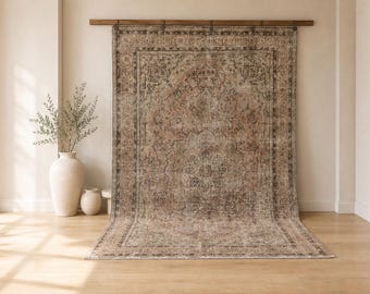 6x10 Vintage Türkischer Oushak-Teppich: Abgenutzter beigebrauner Teppich mit floralem Medaillonmuster
