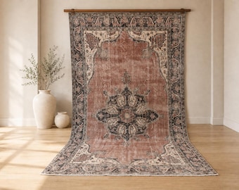 6x10 Vintage Türkischer Oushak-Teppich: Verblasster rosafarbener anthrazitfarbener Medaillon-Bereichsteppich