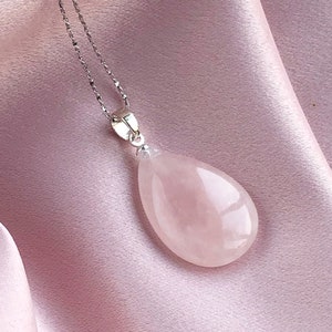 Natürliche Rose Quartz Drop Anhänger Halskette, zartes Geschenk für sie, Brautjungfer Geschenk, Geschenk für Freundin, Liebe Anziehungskraft Edelstein