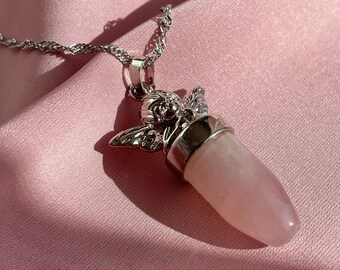 Pendentif Ange en quartz rose, collier point en quartz rose, cadeau pour elle, cadeau de demoiselle d’honneur, cadeau de luxe pour femme