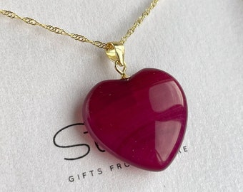 Pendentif cœur d’agate rose, chaîne remplie d’or 18 carats, cadeau d’anniversaire pour elle, pendentif en agate rose fuschia