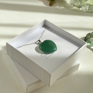 Natürlicher grüner Jade Herz Anhänger, Chakra Heilung Anhänger, Lehrertagsgeschenk - luxus verpackt, grüner Nephrit Anhänger