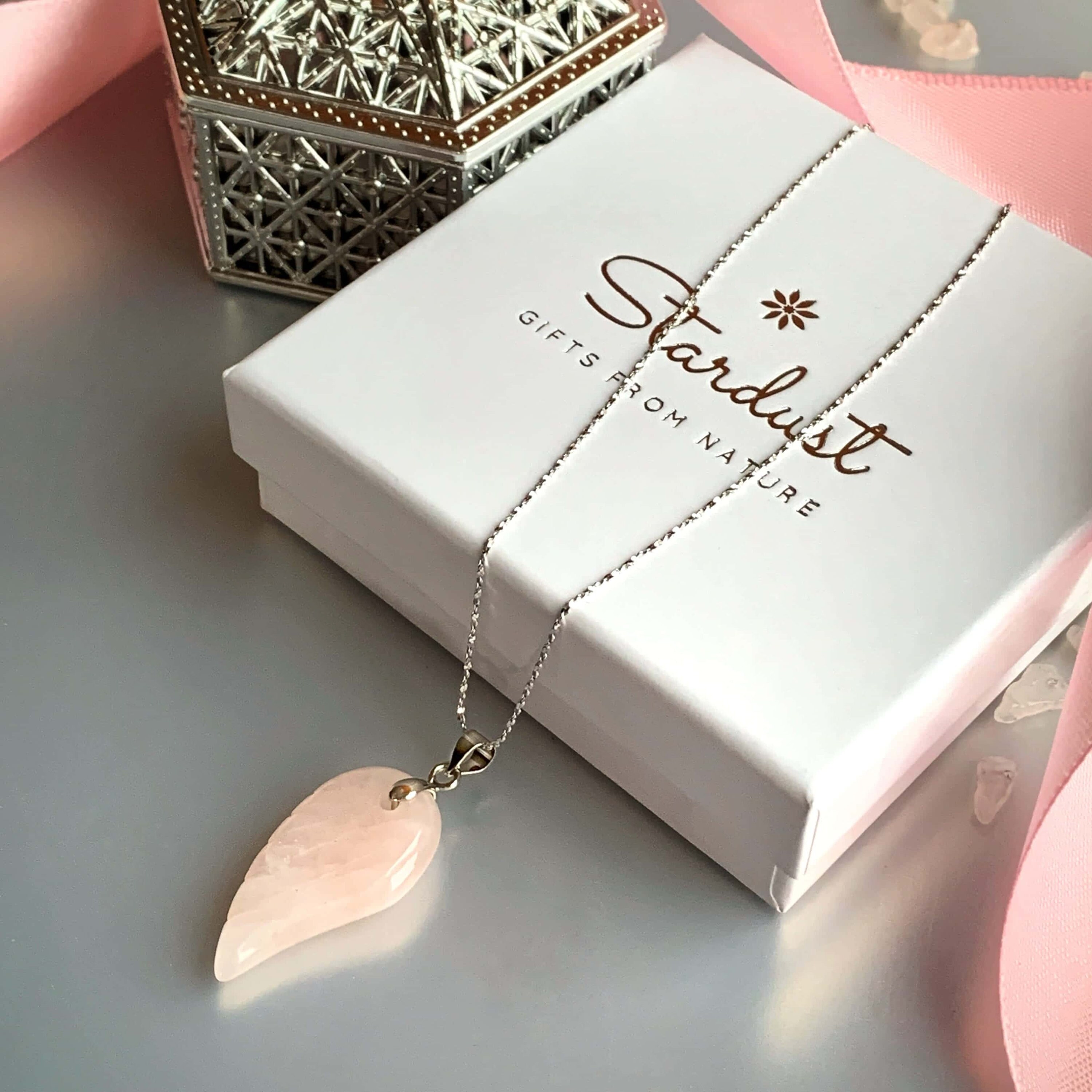 Collier Pendentif Ange En Quartz Rose - Longueur 65cm Réglable - Plaqué Argent - Neuf Avec étiquettes