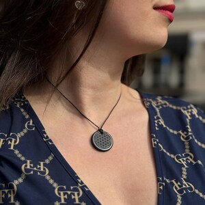 Colgante de shungita de élite con espirales grabadas con láser, shungita rusa natural, regalo de cumpleaños para ella. imagen 8