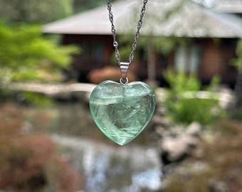 Pingente de Coração de Fluorita Verde Natural 3 cm – Colar de Cristal Curativo | Corrente de Prata de Lei ou Aço Inoxidável | Pedra Calmante e Clareadora