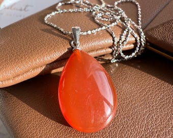 Élégant pendentif goutte en cornaline pour l'expression de soi et l'amour, pierre précieuse orange, cadeau naturel pour femme