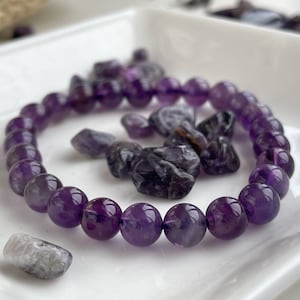 Amethyst Armband 6 mm, qualitativ hochwertiges Armband mit tiefvioletten Glasperlen für Damen, als Geschenk zum Jahrestag oder für die beste Freundin