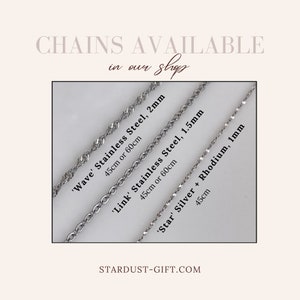 May include: Three silver-toned metal chains labeled as Wave Stainless Steel 2mm, Link Stainless Steel 1.5mm, and Star Silver + Rhodium 1mm. Text includes CHAINS AVAILABLE in our shop, specific lengths of 45cm or 60cm, and STARDUST-GIFT.COM.