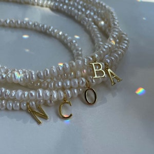 Gargantilla de perlas con letra dorada, regalo personalizado para ella, gargantilla de perlas de lujo, collar de perlas de agua dulce, joyería estilo francés