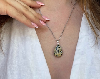 Colgante de jaspe dálmata, gema natural, joyería de gema beige en forma de gota, delicado regalo para ella.
