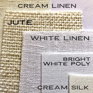 K&ouml;nnte beinhalten: Eine Sammlung von Stoffmustern, beschriftet mit CREAM LINEN, JUTE, WHITE LINEN, BRIGHT WHITE POLY und CREAM SILK. Die Darstellung zeigt verschiedene Texturen, die vom groben, offenen Gewebe der Jute bis zur glatten Oberfl&auml;che der Seide reichen.