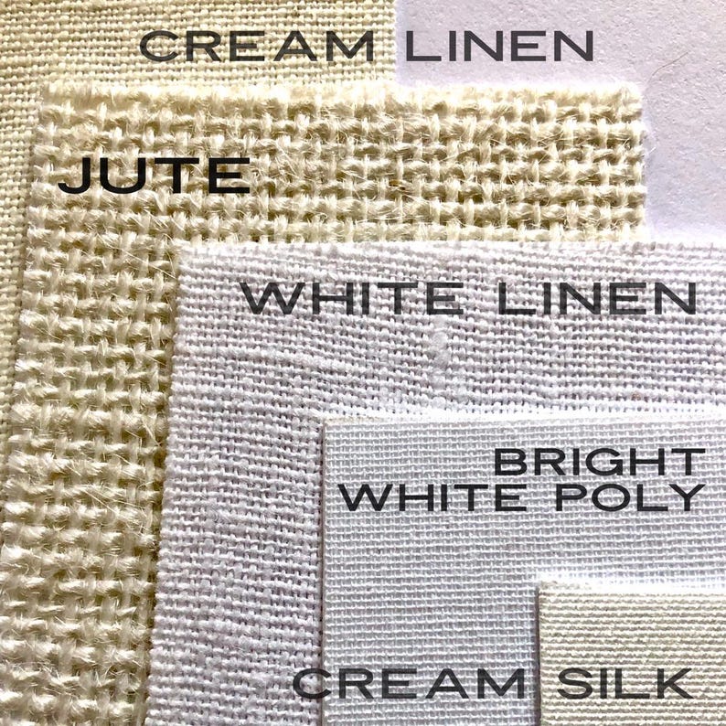 K&ouml;nnte beinhalten: Eine Sammlung von Stoffmustern, beschriftet mit CREAM LINEN, JUTE, WHITE LINEN, BRIGHT WHITE POLY und CREAM SILK. Die Darstellung zeigt verschiedene Texturen, die vom groben, offenen Gewebe der Jute bis zur glatten Oberfl&auml;che der Seide reichen.