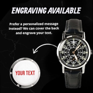 Puede incluir: Un reloj de pulsera negro y plateado con una correa de cuero negro. La esfera del reloj es negra con n&uacute;meros y manecillas blancas. El texto "ENGRAVING AVAILABLE" est&aacute; en la parte superior. El texto "YOUR TEXT" est&aacute; en un c&iacute;rculo plateado.