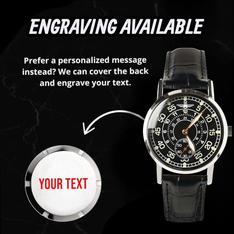 Puede incluir: Un reloj de pulsera negro y plateado con una correa de cuero negro. La esfera del reloj es negra con n&uacute;meros y manecillas blancas. El texto "ENGRAVING AVAILABLE" est&aacute; en la parte superior. El texto "YOUR TEXT" est&aacute; en un c&iacute;rculo plateado.