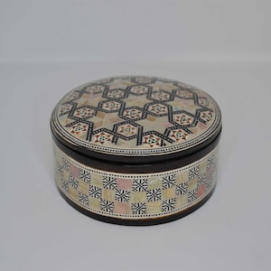 Handmade Mother of Pearl Mosaic Jewelry Box: Inlaid Wood Circle (Dia. 4.8&quot; x 2.44&quot;)