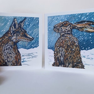 Un lot de 8 cartes de Noël de 2 linogravures, représentant « Snowfall Fox » et « Snowfall » lièvre. Frais de port gratuits au Royaume-Uni