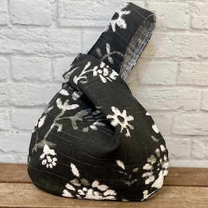 Japanische Knotentasche | Armband | Kleine Hobo Style Tasche | Projekttasche | Stricken und Häkeln | Schwarz-Weiß-Blumendruck