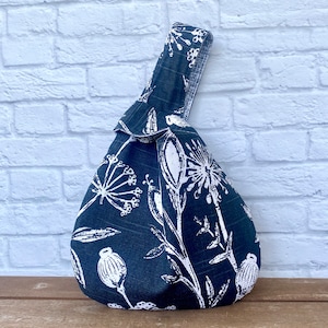 Japanische Knotentasche | Armband | Kleine Hobo Style Tasche | Projekttasche | Stricken und Häkeln | Schwarz-Weiß-Blumendruck