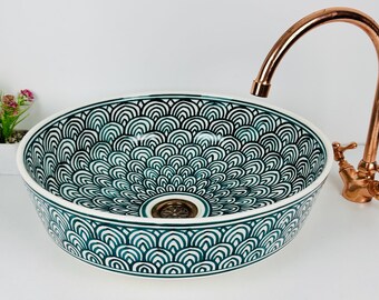 Lavabo de porcelana verde esmeralda pintado a mano con diseño geométrico festoneado, estilo marroquí.