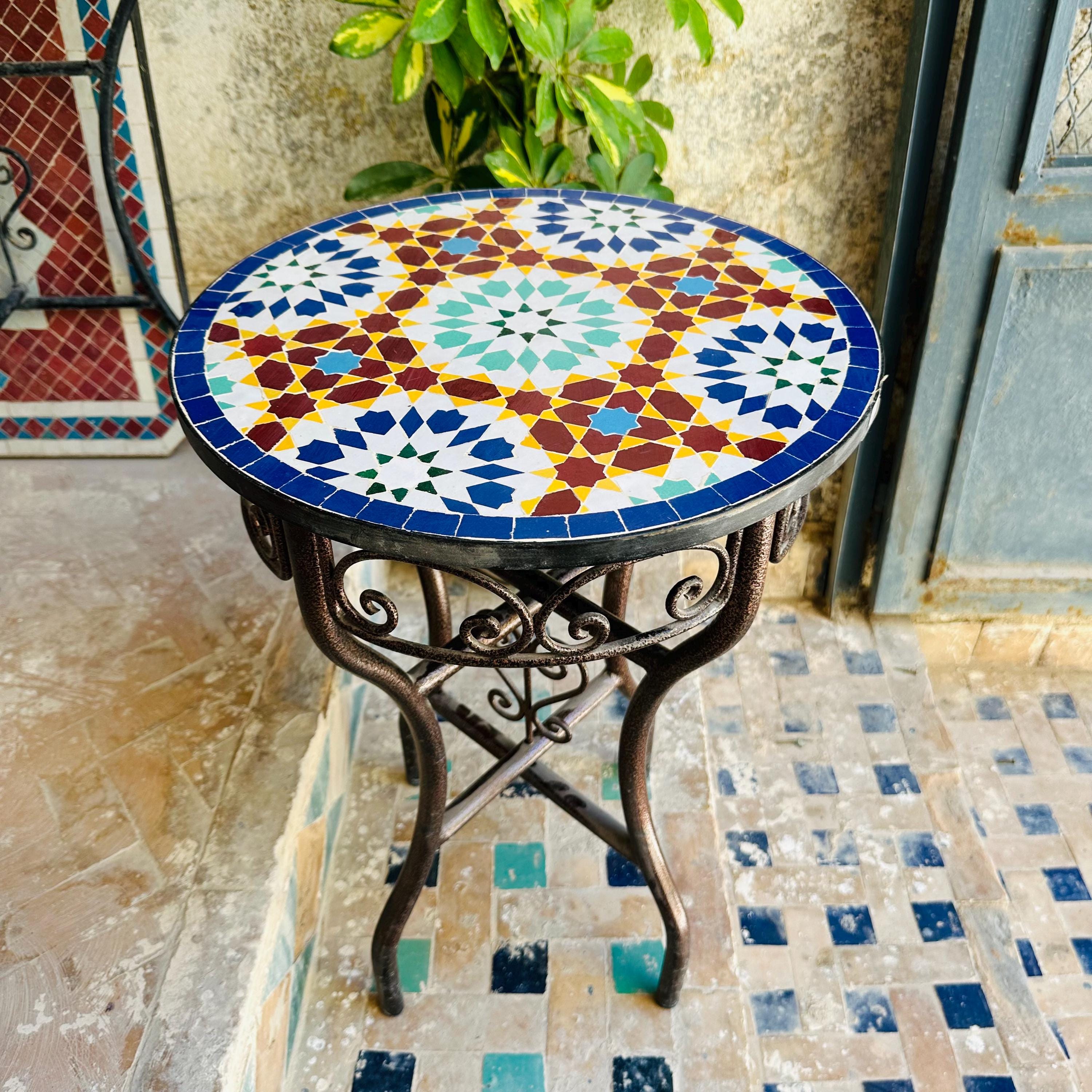 モロッコ風モザイクタイルテーブル：ゴールドの幾何学模様のメダリオン
