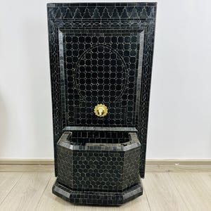 Hinterhof Großer Mosaik-Brunnen - Handgefertigtes Zellige-Fliesen-Wasserspiel - Innen- und Außendekor-Brunnen - Wand-Wasserfall-Messing-Auslaufbrunnen