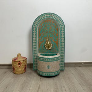 Fuente de pared de mosaico verde agua hecha a mano: fuente de agua con caño de latón marroquí