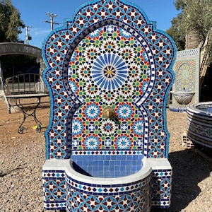 MOSAIK-PATIO-BRUNNEN, großer Hinterhof-Brunnendekor, handgefertigter marokkanischer Brunnen, Wasserfall-Brunnenmitte des Jahrhunderts, Gartenbrunnen