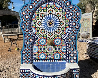 Fuente de mosaico marroquí artesanal: gran cascada para decorar el patio