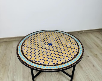 Handgemachter Mosaik-Fliesentisch - Outdoor-Tisch aus rohem Ton mit Eisenbasis