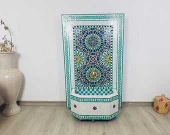 Fuente de pared de mosaico marroquí hecha a mano: azulejos zellige, caño de latón
